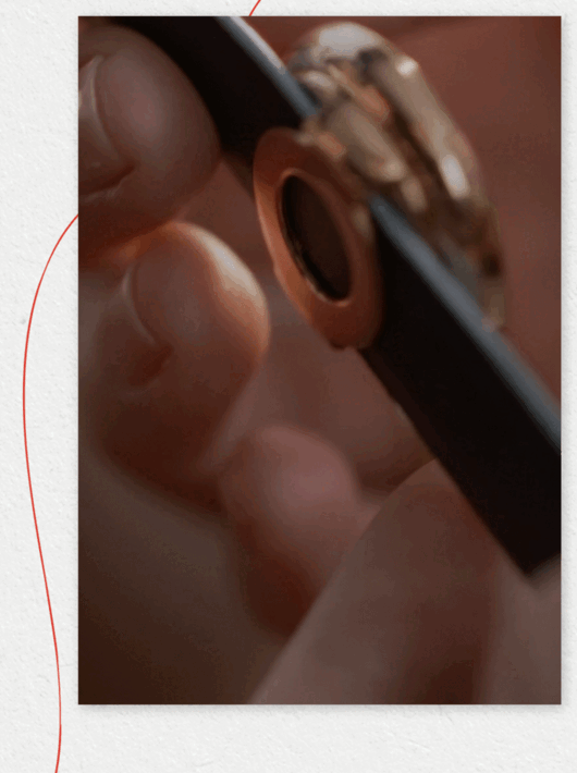 Gros plan sur la couronne et le bracelet noir de la Universal Genève Disco Mini au design raffiné