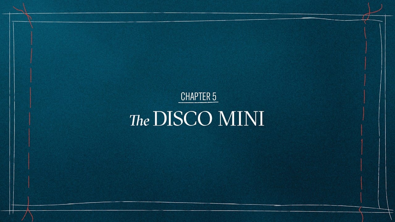 Carte de titre Universal Genève du chapitre 5, The Disco Mini, sur fond bleu profond cousu au style éditorial