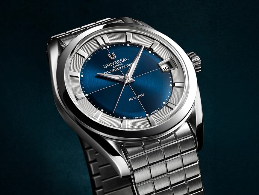 Montre Universal Genève Polerouter avec cadran bleu, bracelet acier et date, en gros plan sur fond sombre