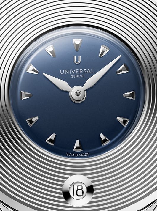 Montre Universal Genève Dioramic Signature au cadran bleu, index argentés et finition acier guilloché concentrique