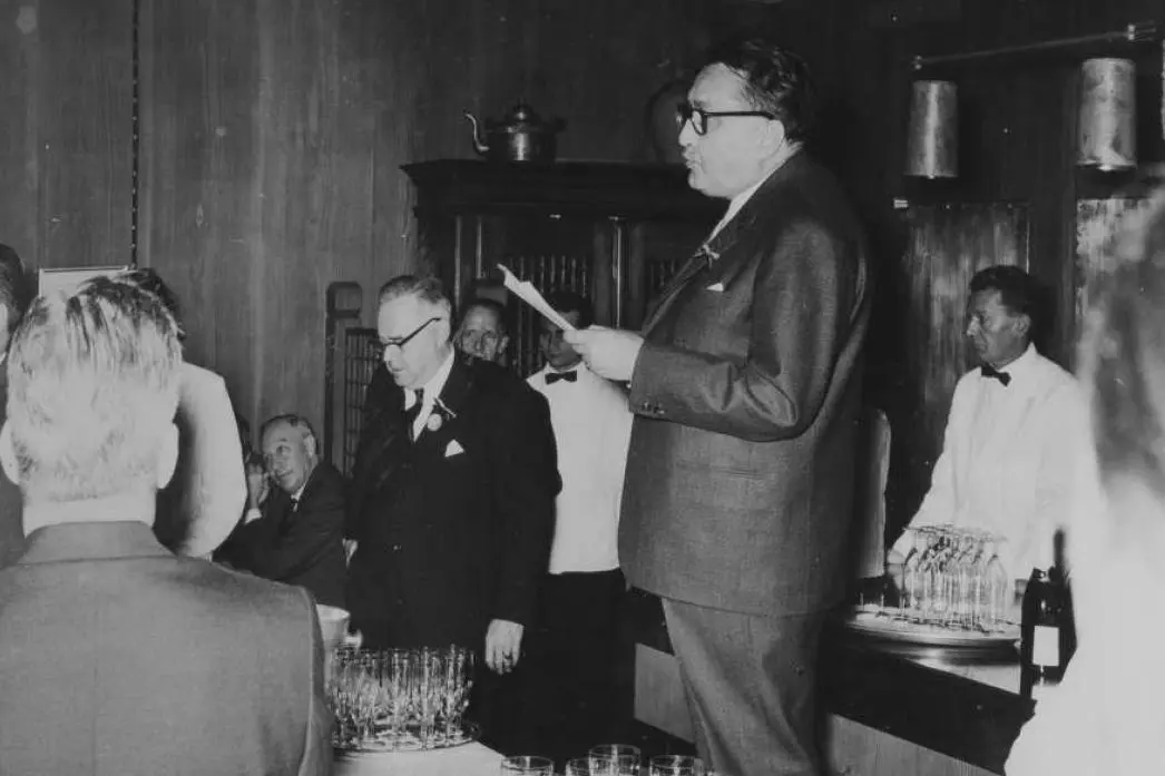 Raoul Perret s’adresse à des invités lors d’une réception dans une scène d’archives Universal Genève.