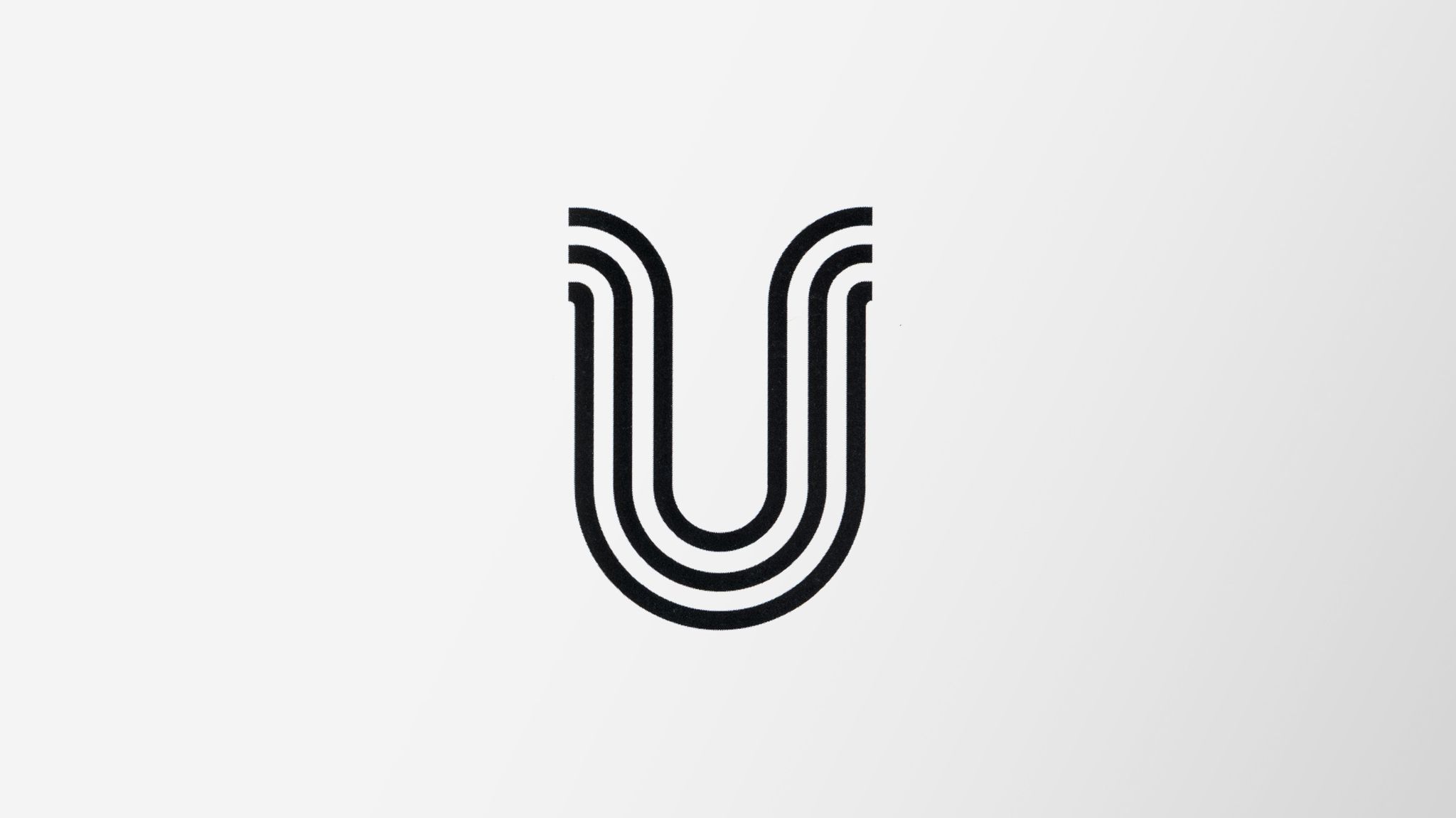 Le logo Universal Genève de 1984 : un U formé de trois lignes courbes parallèles