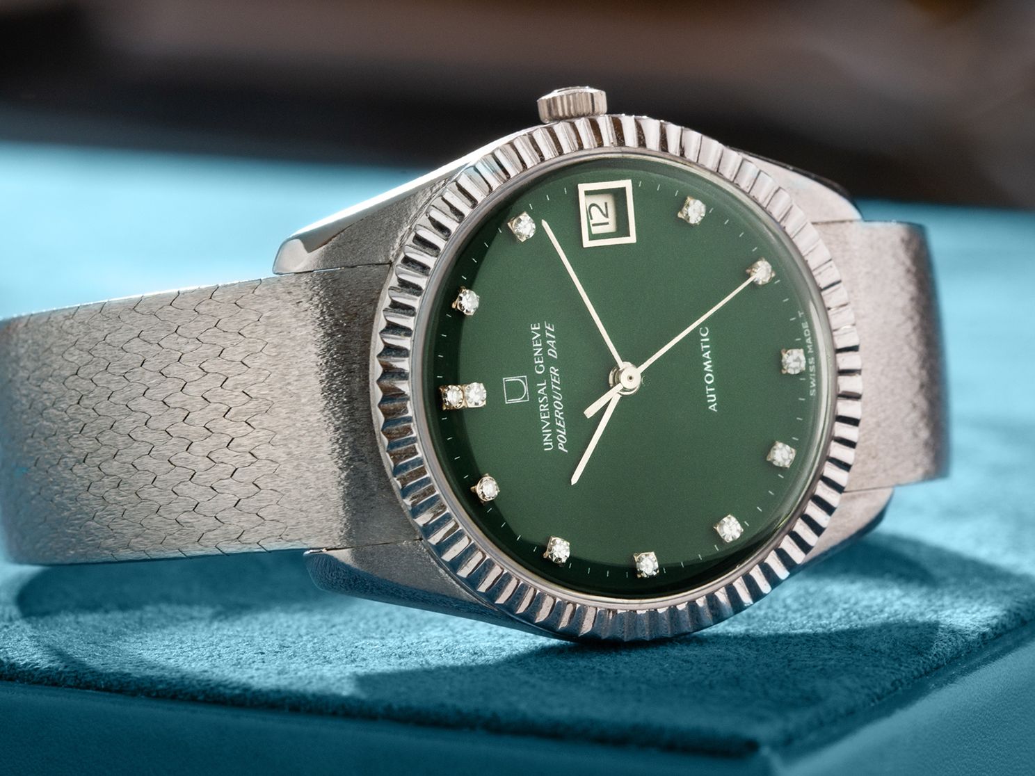 Universal Genève Polerouter Date Automatic au cadran vert, diamants et bracelet argent texturé raffiné