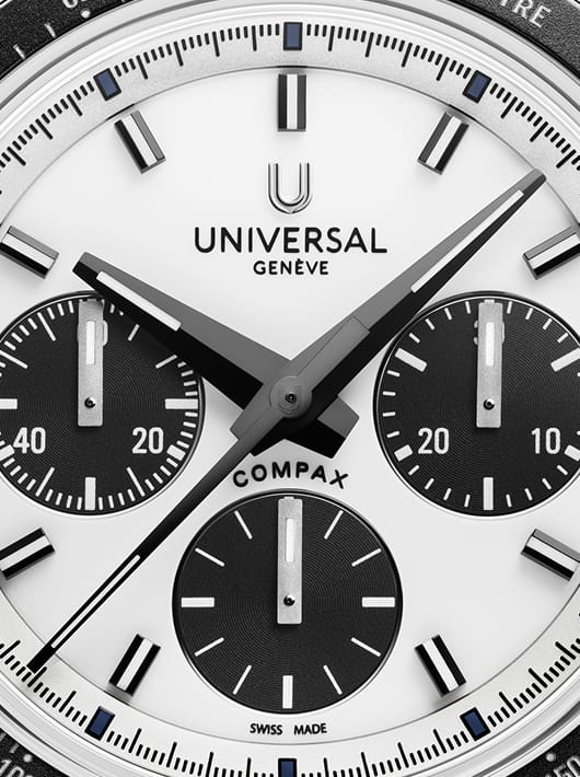 Gros plan du cadran Universal Genève Compax blanc avec compteurs noirs et index bleus raffinés contrastés