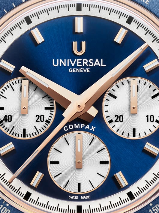 Gros plan sur le cadran bleu Universal Genève Compax, aiguilles or rose et compteurs blancs raffinés