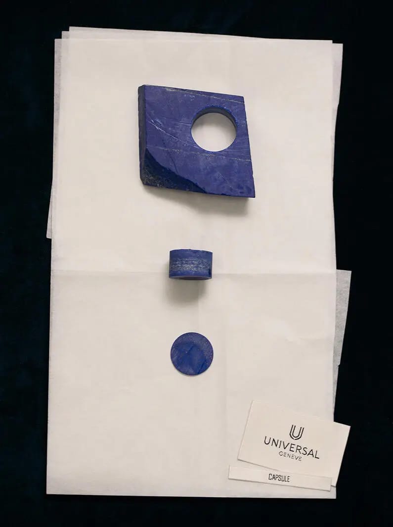 Échantillons de cadrans en pierre dure bleue Universal Genève, avec découpes précises et finition polie