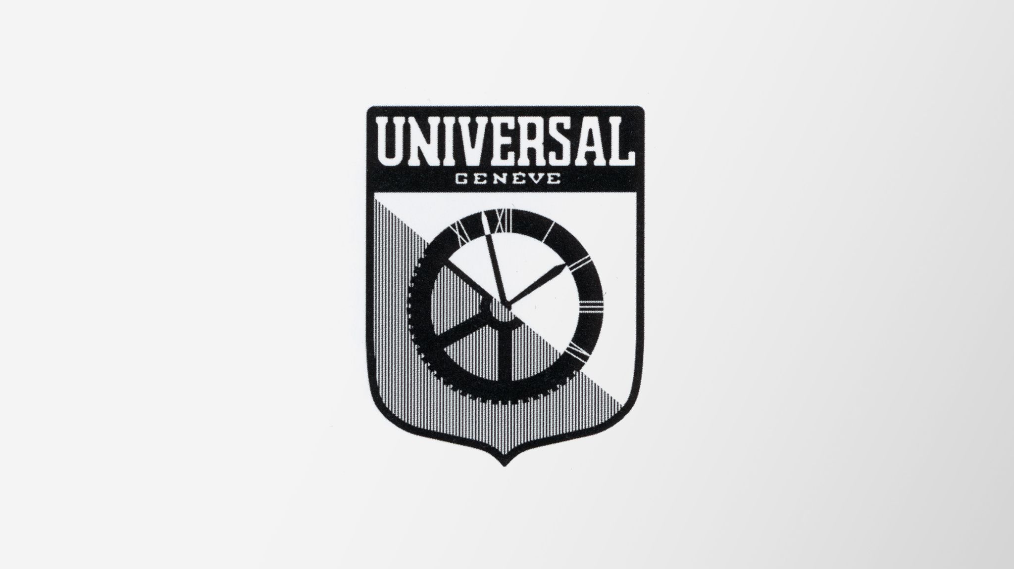 Le logo-blason Universal Genève de 1939 : un cadran et une roue dentée sous le nom UNIVERSAL GENÈVE