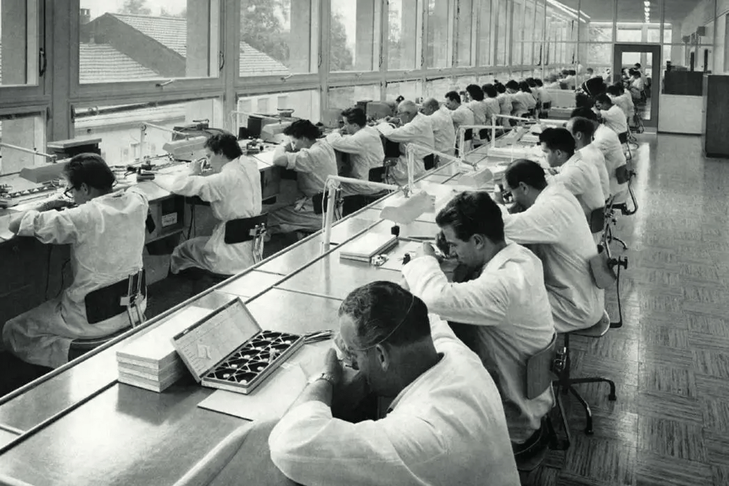 Horlogers Universal Genève à de longs établis, illustrant l’héritage suisse et le savoir-faire de la marque