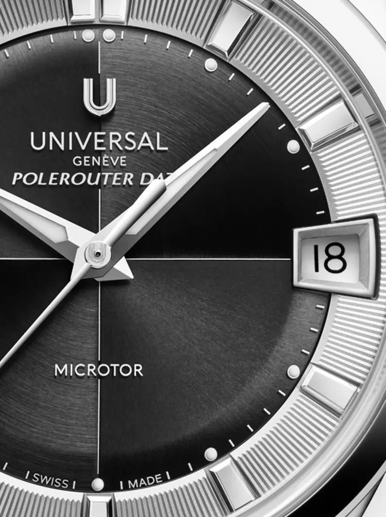 Gros plan sur le cadran Universal Genève Polerouter Date Microtor avec index argentés et date.