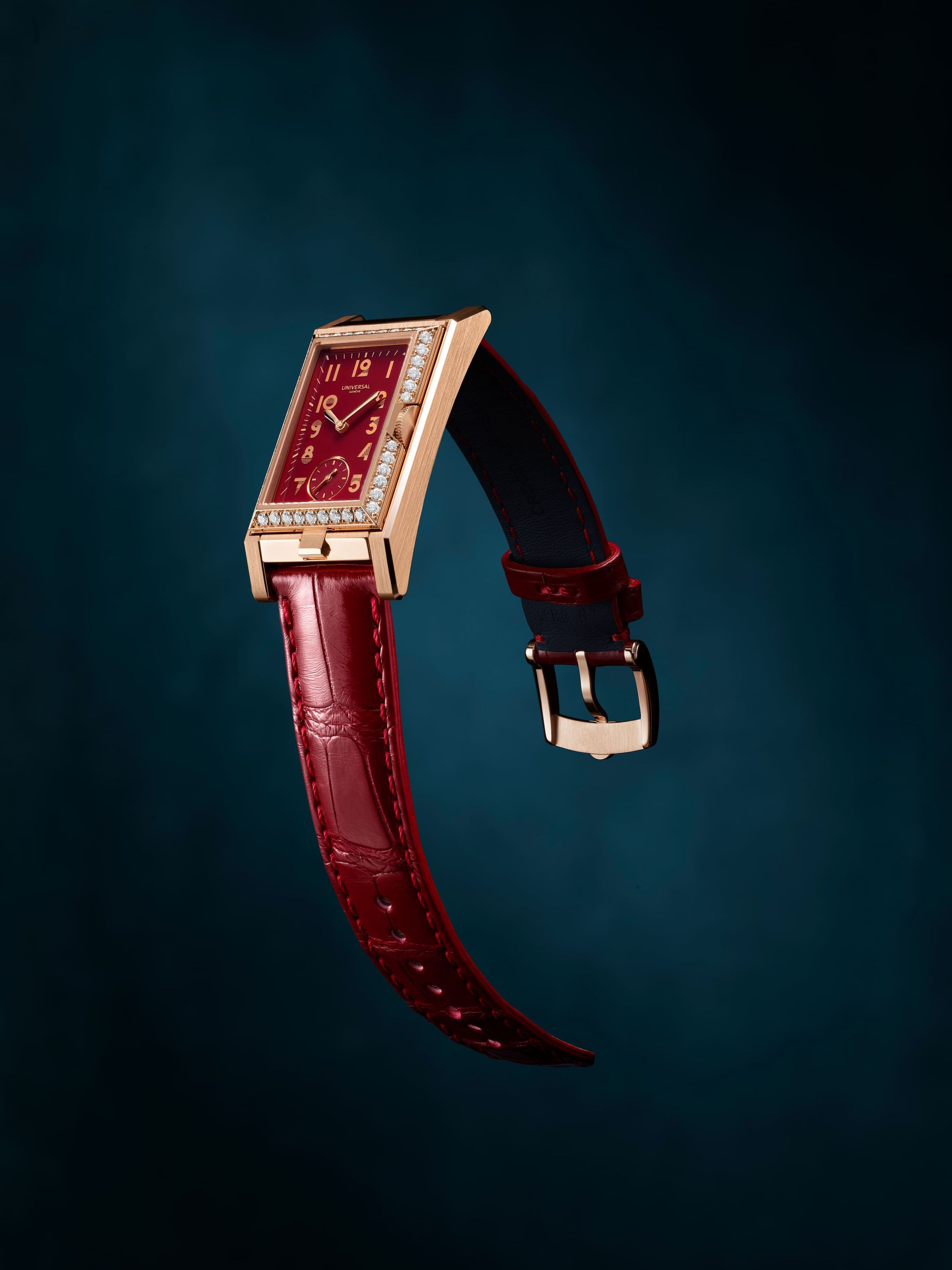 Montre Universal Genève Cabriolet en or rose serti de diamants avec bracelet bordeaux sur fond bleu nuit
