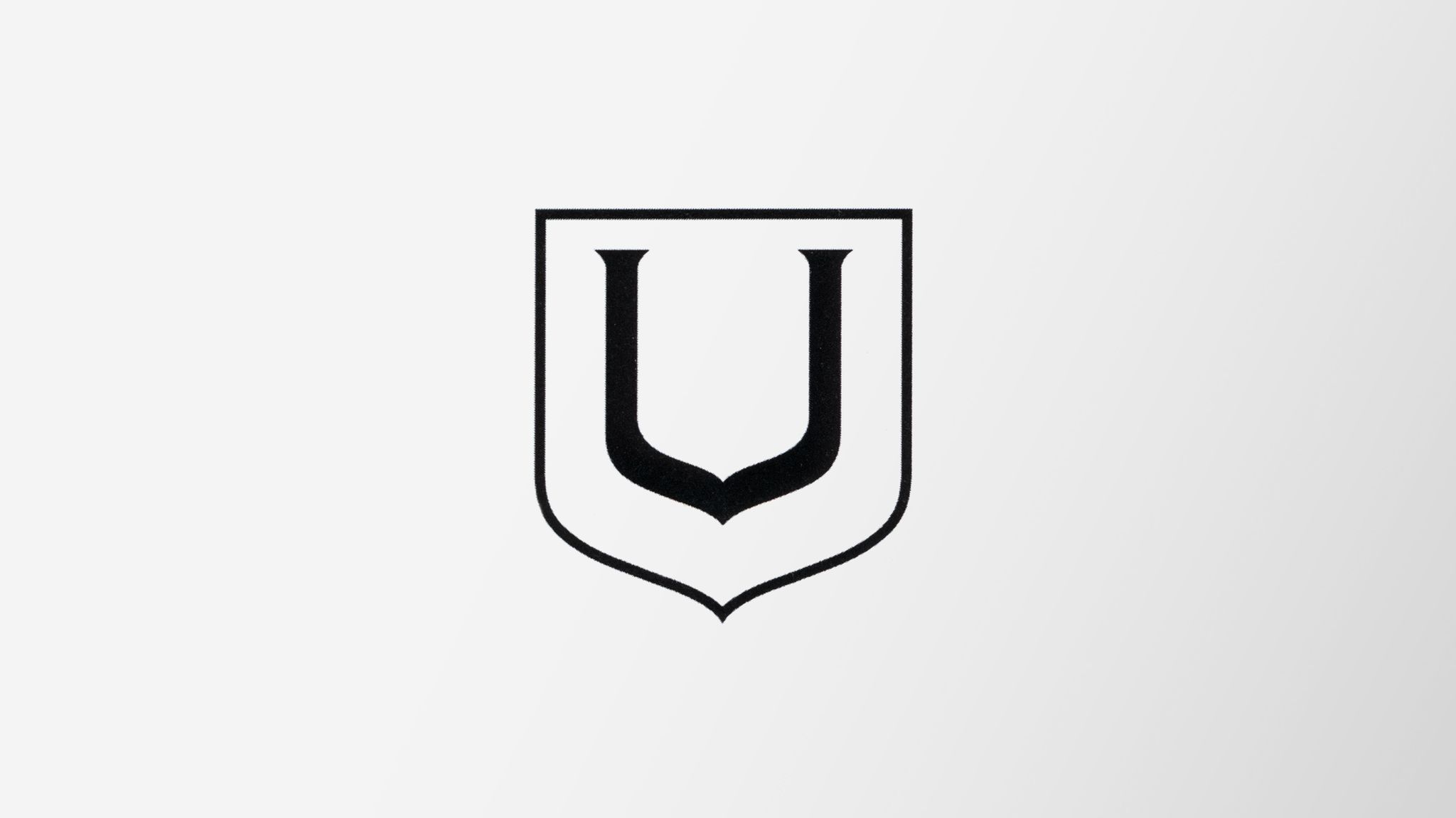 Le logo Universal Genève de 1957 : un U à empattements dans un contour de blason