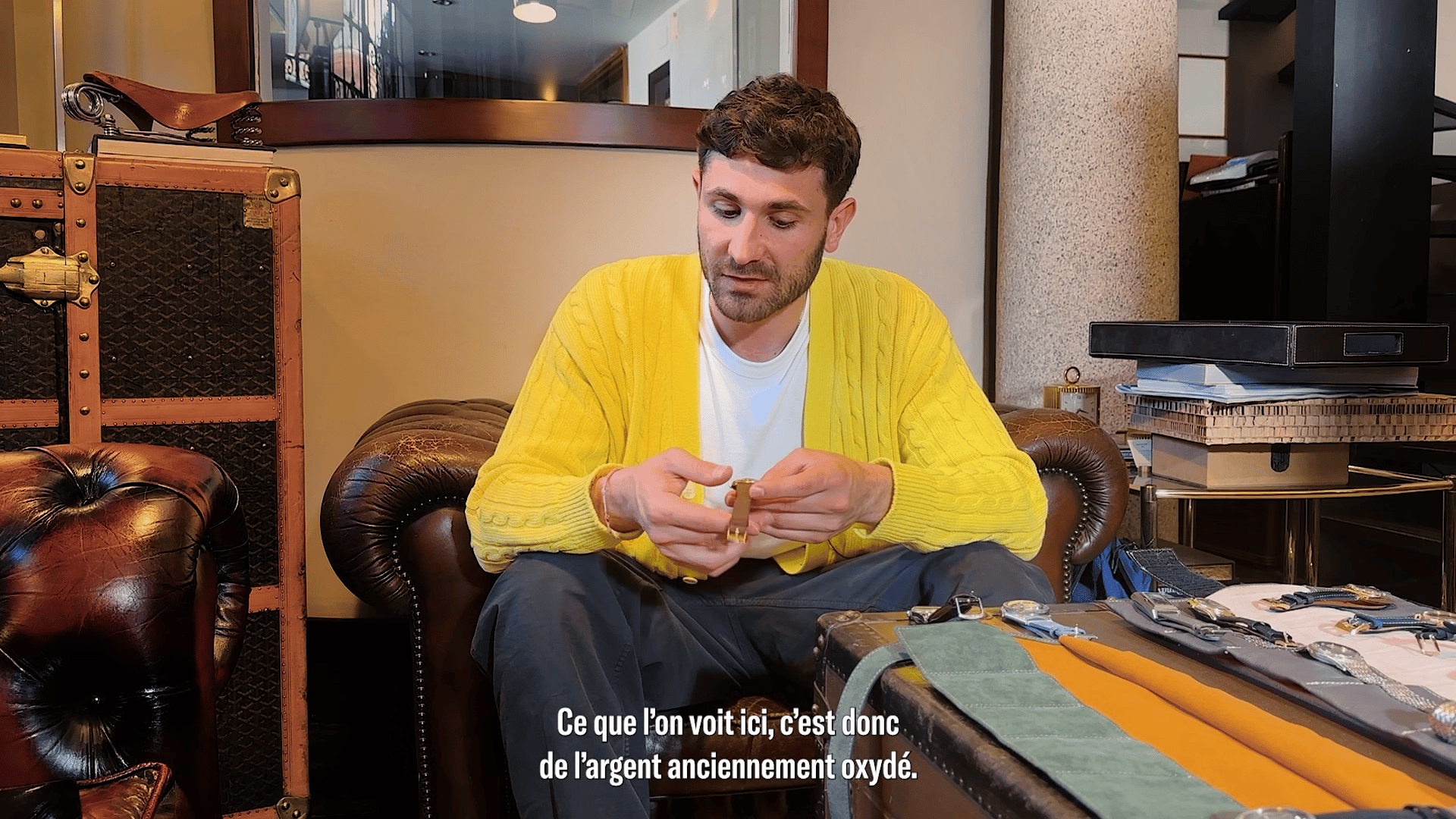 {generated} Alessandro Fanciulli examine des bracelets Universal Genève vintage parmi des montres de collection