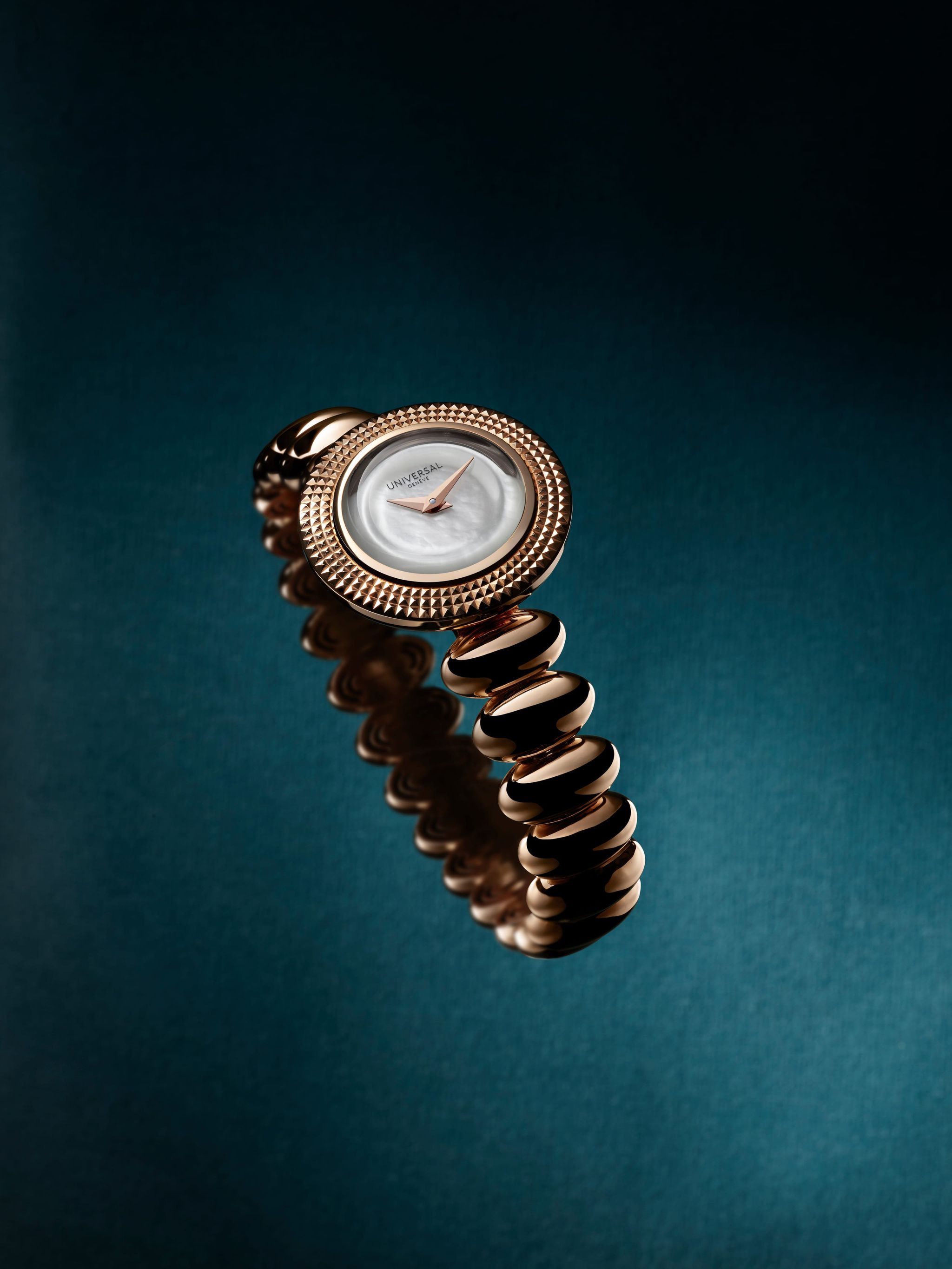 Montre Universal Genève Disco Mini en or rose avec bracelet sculpté et cadran blanc en nacre