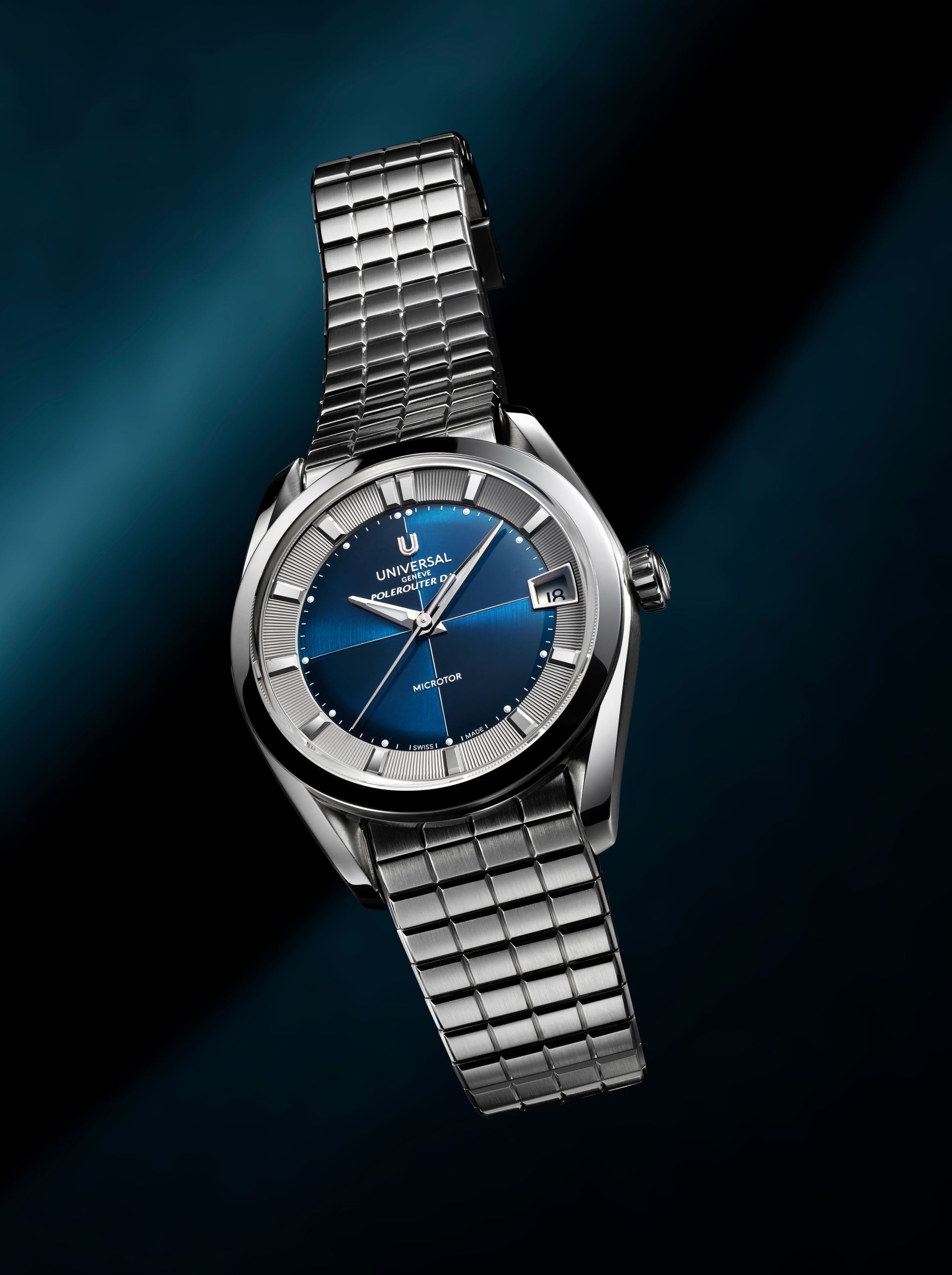 Montre Universal Genève Polerouter à cadran bleu soleillé, bracelet acier et guichet de date sur fond sombre