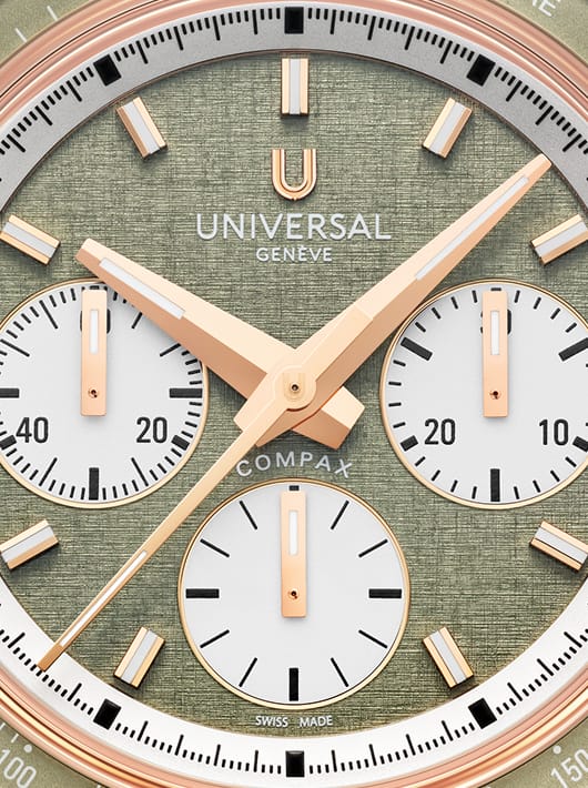 Gros plan du cadran Universal Genève Compax vert sauge, aiguilles or rose et trois compteurs blancs