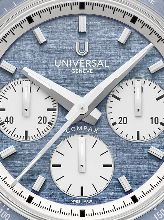 Gros plan du cadran bleu texturé Universal Genève Compax avec compteurs blancs et aiguilles polies
