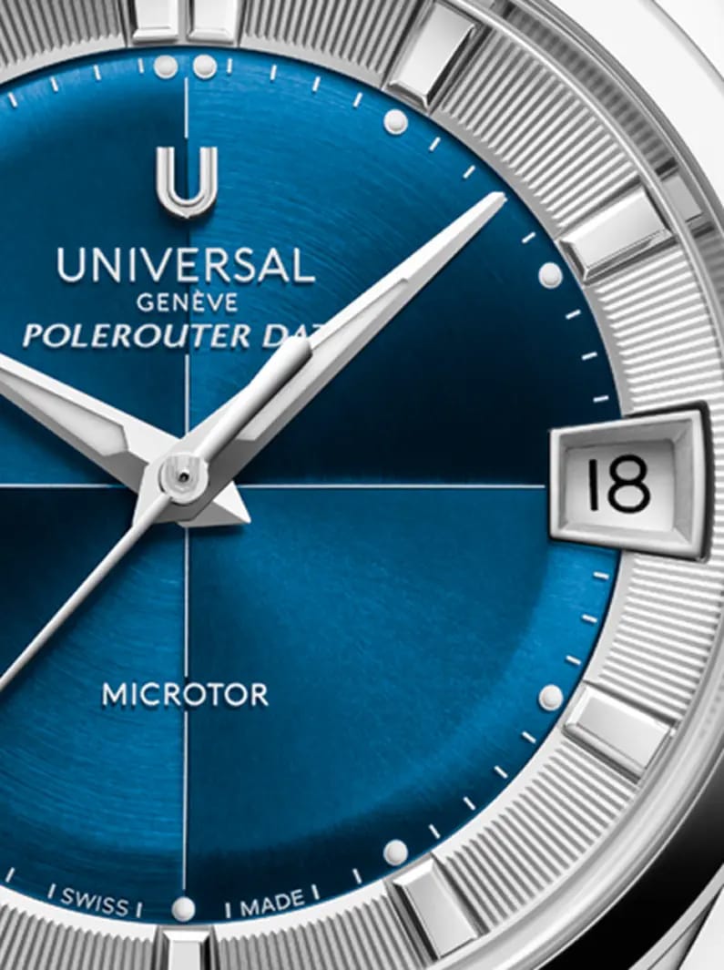 Gros plan sur la Universal Genève Polerouter Date Microtor au cadran bleu soleillé et date encadrée