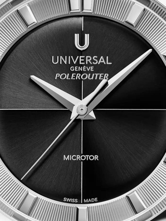 Gros plan sur la Universal Genève Polerouter au cadran noir, aiguilles argentées et mention Microtor