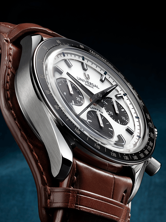 {generated} Chronographe Universal Genève Compax en gros plan incliné, cadran panda et bracelet cuir marron.