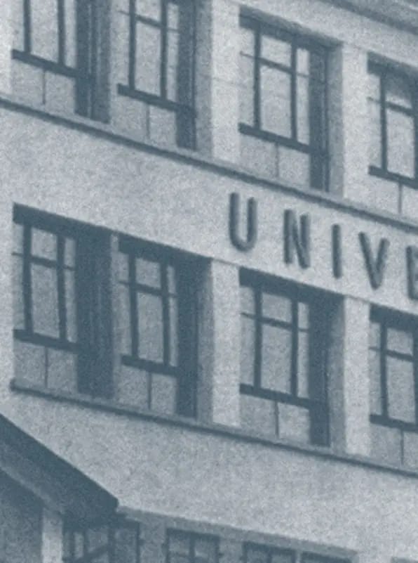 Façade historique Universal Genève avec enseigne imposante et rangées de fenêtres évoquant l’héritage de la maison