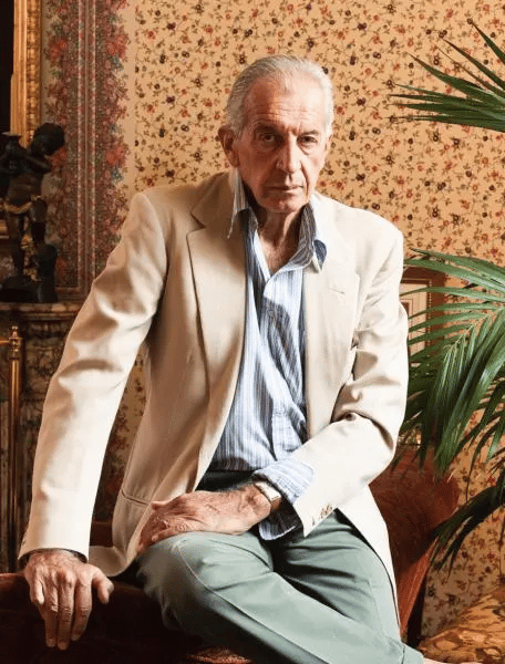 {generated} Le collectionneur Auro Montanari posé dans un décor raffiné pour un article du magazine Universal Genève.