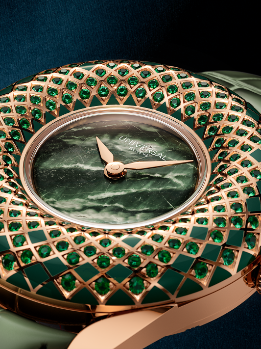 Montre Universal Genève inspirée de la couture, avec cadran marbré vert et treillis émeraude raffiné