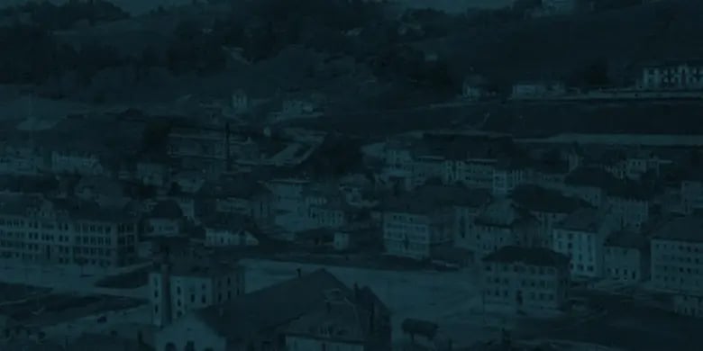 {generated} Panorama bleuté d’une ville suisse au crépuscule, créant un décor patrimonial pour Universal Genève